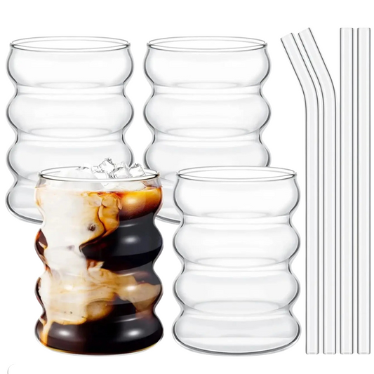 Stylische gerippte Vintage-Gläser im 4er Set mit wieder verwendbaren Strohhalmen ideal für Kaffee, Getränke und coole Drinks.