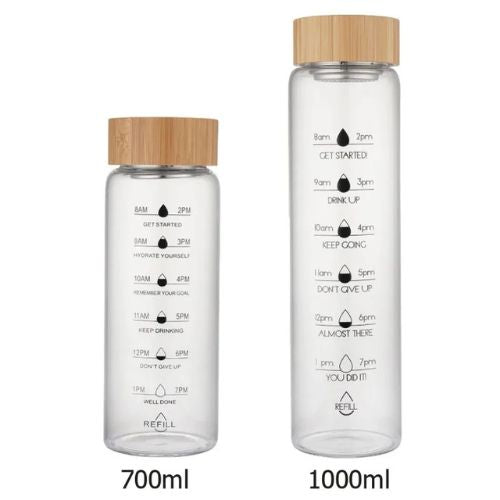 1000 ml Glasflasche mit Teesieb & Zeit Markierung – Borosilikatglas mit Bambusdeckel – Trinkflasche für Tee, Früchte & Wasser – inkl. Edelstahlfilter & Geschenkbecher